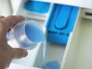 Si usas lavadora y nunca has movido la pequeña tapa azul del cajón del detergente, llevas años echando más producto del necesario