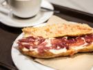 Un experto jamonero avisa: llevas toda la vida comiendo mal la tostada con jamón del desayuno