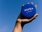 Nivea: "Me apliqué la crema azul de 1 euro en un lado de la cara y un sérum de lujo de 630 euros en el otro; los resultados hablan por sí solos"