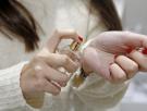 Dos dermatólogas resuelven la duda de si el perfume se pone sobre la piel o en la ropa