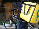Un repartidor de Glovo trabaja 14 horas al día para ganar dinero para el tratamiento de su novia: "A veces siento que ya no puedo más, pero sigo adelante"