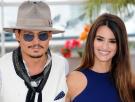 Johnny Depp y Penélope Cruz, de mañaneo en el Reina Sofía, posan con el 'Guernica' de Picasso