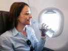 Las botellas de agua en vuelos a España están prohibidas tras descubrir lo que hacen los pasajeros con ellas