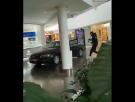 Aluniza un coche a plena luz del día en el CC Parquesur de Leganés (Madrid) para atracar una joyería