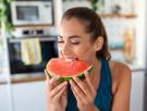 Tiene un 92% de agua, aporta el 25% de la vitamina C diaria y mejora la función vascular: lo que un estudio confirma sobre la sandía