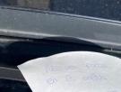 Aparca bloqueando una salida y la nota que le dejan en el coche es corta pero lo dice todo