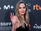 Angelina Jolie revoluciona San Sebastián: lágrimas por su madre y un dardo a Estados Unidos