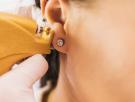 Los médicos responden a los que creen que un piercing en la oreja acabará con su problema de migraña