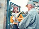 Un hombre toma medidas para que su perro no ataque a los repartidores y la empresa le sorprende con un regalo inesperado
