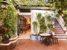 Este es el restaurante más bonito de España y la peculiar historia de sus patios y sus barriles