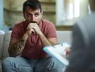 "Muchos hombres llegan a terapia cuando ya están al límite": hablamos con tres especialistas sobre salud mental masculina