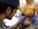Álvaro Quesada, tatuador de pacientes con cáncer de mama: "No hay euro que pague ese momento cuando se ven en el espejo"