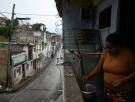 Una chica cubana enseña cómo se ha preparado su familia para la llegada del huracán Melissa
