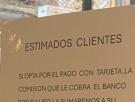 El cartel que cuelgan en este bar sobre el pago con tarjeta va a traer mucho revuelo: "¿Legal o ilegal?"