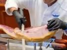 Va a Disneyland París y lo que ve haciendo a un cortador de jamón le va a doler a más de uno