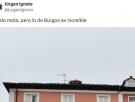 Las banderas que hay puestas en los balcones de este edificio de Burgos están arrasando