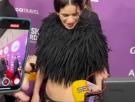 Se ve claramente lo que le dan en la mano a Rosalía durante la alfombra roja de LOS40 Music Awards Santander 2025
