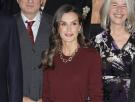 Letizia, la reina del brillo con un 'look' con el que ha roto una tendencia en el Premio de Periodismo Francisco Cerecedo, el acto que 'contraprogramó' a la reina Sofía