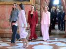 Una experta pone la lupa en un detalle de la vestimenta de la reina Sofía en el acto del Toisón de Oro