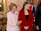 La reina Sofía, protagonista ante la ausencia del emérito: halagos, aplausos y el cariño de Letizia y Leonor