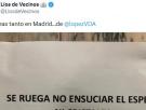 Cuelgan un cartel pidiendo no ensuciar los cristales, un vecino reacciona con un "amargados" y llega otro y su respuesta hay que leerla