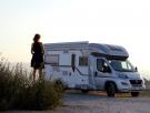 Hace pasar su caravana por un chalet y lo alquila por 600 euros al mes: "Para que te hagas ilusiones de que eres una persona digna"