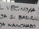 Mancha el ascensor al tirar la basura, un vecino cuelga un cartel quejándose y el desenlace es de Goya