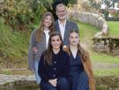 Una foto inédita en su visita a Asturias al Pueblo Ejemplar, protagonista de la felicitación navideña de los reyes con Leonor y Sofía