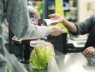 El gesto aparentemente bienintencionado de los clientes de supermercados que acaba molestando a los cajeros