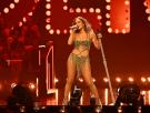 Jennifer Lopez responde desde el escenario a los que la critican por ir "siempre desnuda"