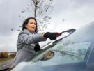 Ni agua caliente ni rasqueta: el truco de los mecánicos para tener el coche listo en segundos en las mañanas heladas sin romper el cristal