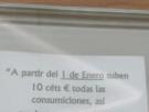 El dueño de un bar cuelga un cartel avisando de la subida de precios: acaba convenciendo por lo que añade al final