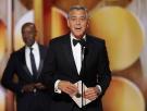 No es lo que dice sino cómo: nada más pisar el escenario de los Globos de Oro a George Clooney le hace falta poco para lanzar una pulla a Trump