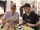 Dos ingleses prueban los churros en España y se rinden ante la evidencia: "El mundo se ríe de nosotros"