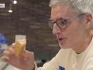 Prueba el bocadillo de huevo frito que arrasa en Antón Martín y su veredicto es tajante: "A la gente le flipa comerlo sin mancharse"