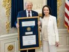Encuesta | ¿Dónde crees que colocaría Donald Trump la medalla del Nobel de la Paz de Machado?