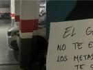 La Ley de Propiedad Horizontal confirma quién tiene razón: ve que su vecino ha dejado así el coche en el garaje y le deja una nota que no pone de acuerdo a nadie