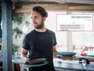 Echa un currículum en un restaurante: el dueño le pide que conteste a unas preguntas que dicen mucho de lo que pasa en la hostelería