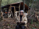 Yaya Buschcraft (70), la española que construye casas en medio del bosque: "Quiero morirme en una cabaña hecha por mí"