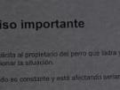 Un vecino cuelga un cartel pidiendo "medidas urgentes" por un perro que ladra y la respuesta del dueño es una oda a la ironía