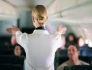 El gesto con las manos que hacen los azafatos de vuelo dictado por normas de seguridad precisas