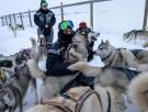 Anita y su pareja viajan por el mundo con 18 huskies: "Tenemos a todos en casa, son muy amigos"