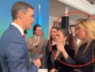 Va a un acto con Sánchez en La Moncloa, se fija en lo que lleva puesto en la solapa y la reacción de él ya se ha visto miles de veces