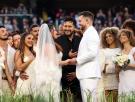 Mandaron su invitación de boda a Bad Bunny "por si acaso" y acabaron casándose en plena Super Bowl ante 70.000 personas