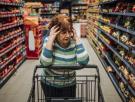 Una anciana se queda mirando varios minutos el estante de pan del super: "Me las arreglo duramente con mi pensión"