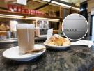 Una mujer va a una cafetería, pide un café y enchufa el ordenador a la luz: lo que pone luego en el ticket puede sentar precedente