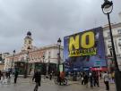 La Puerta del Sol amanece con una gran pancarta del 'No a la guerra'