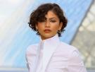 Zendaya reaparece de blanco y luciendo alianza después de los rumores de boda con Tom Holland