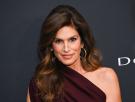 De tumbarse en una esterilla de estimulación electromagnética a saltar en una cama elástica: la rutina de mañana de Cindy Crawford