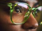 Los oftalmólogos coinciden: las gafas no hacen que los ojos se vuelvan dependientes ni aceleran la pérdida de visión, pero llevar menos graduación sí causa un daño real